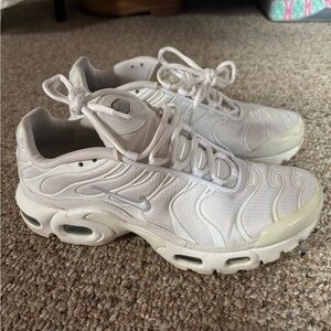 White Nike Airmax Plus Sneakers